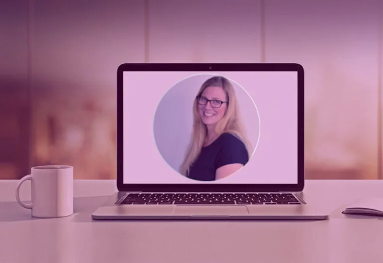 Ina Staiger – UX/UI Designerin am Laptop, digitale Expertise und kreative Arbeitsweise